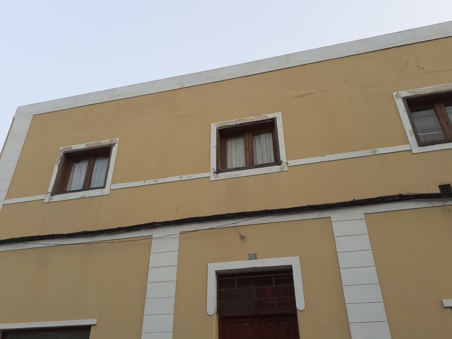 Rehabilitación y pintura tricolor de casa con doblo fachada