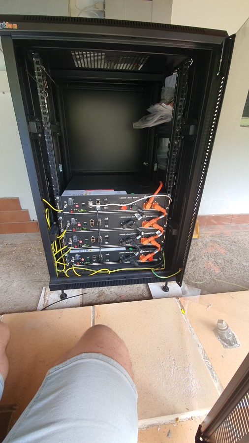 Armario con 4 bateria de Litio Pylontech 2.4 kw