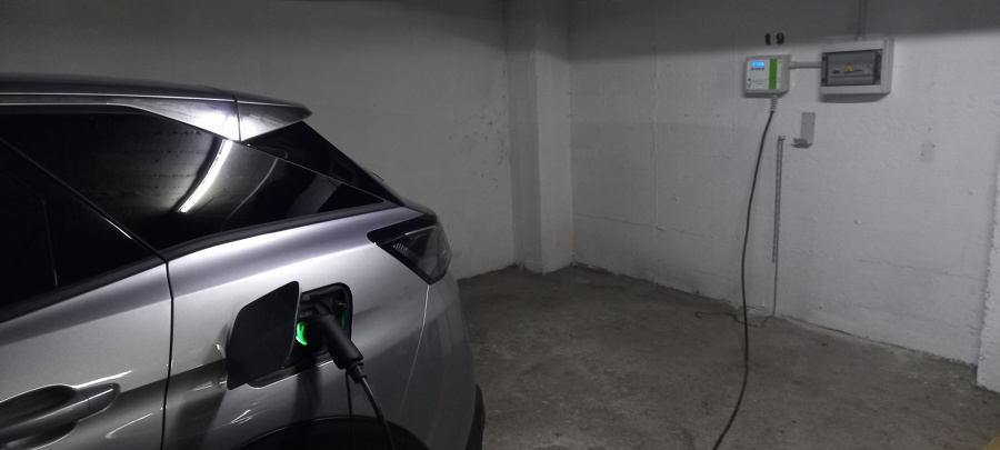Punto de recarga para vehículo eléctrico en garaje