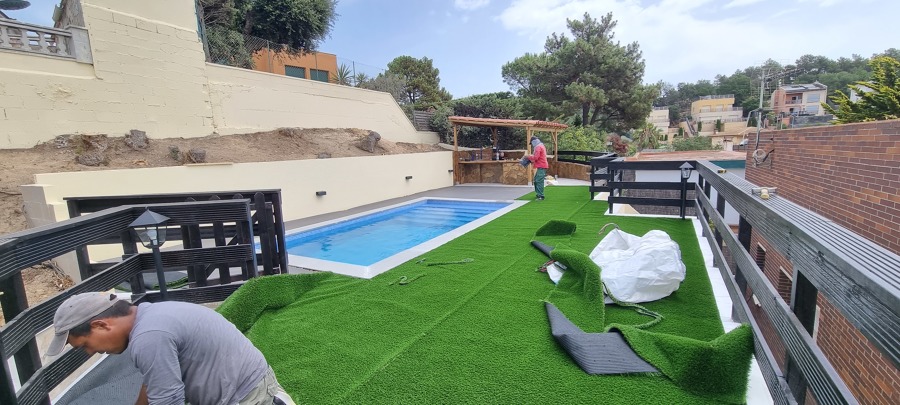 Césped y piscina