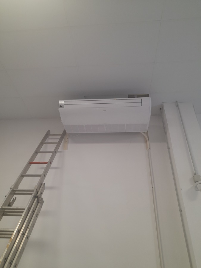 Instalacion Tipo Suelo-Techo De 9000 Frigorias