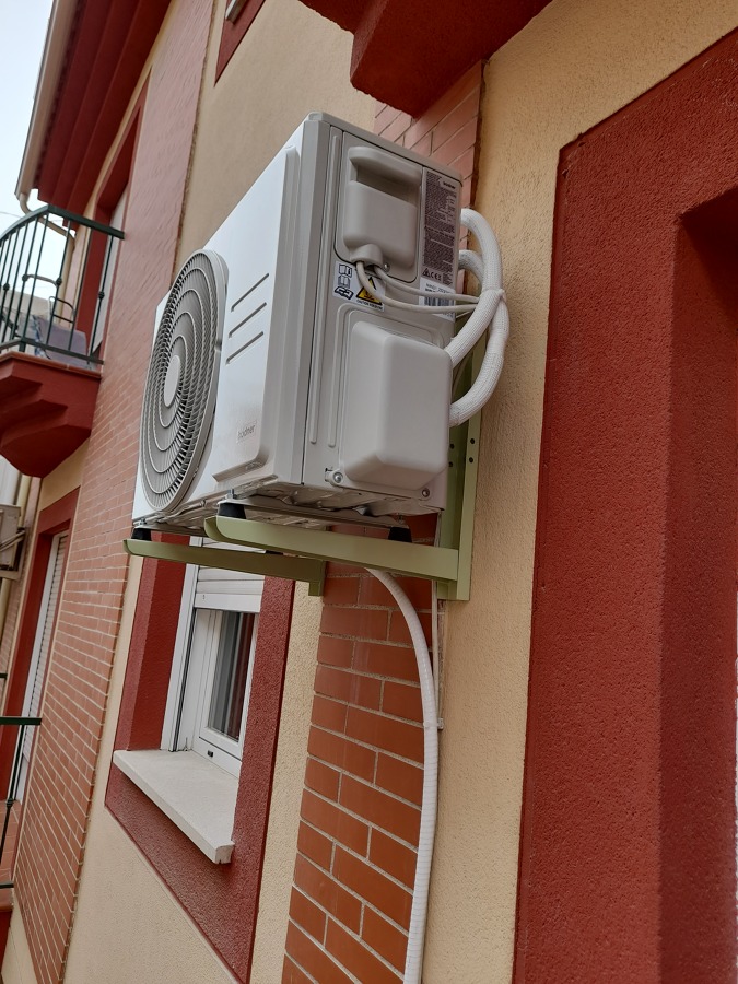 Instalacion Unidad Exterior Sobre Soporte En Fachada