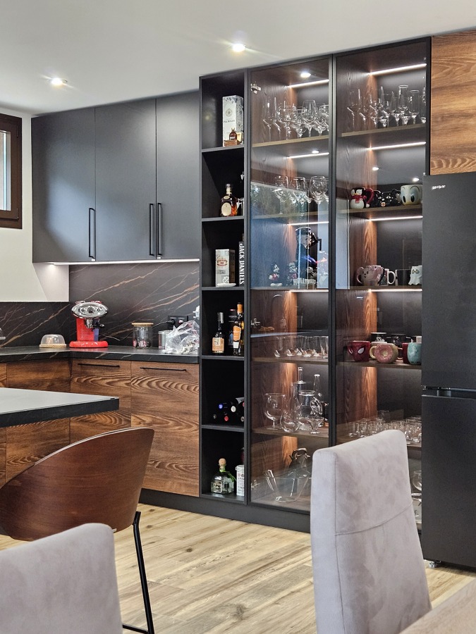 Cocina a medida con frentes de madera y aluminio