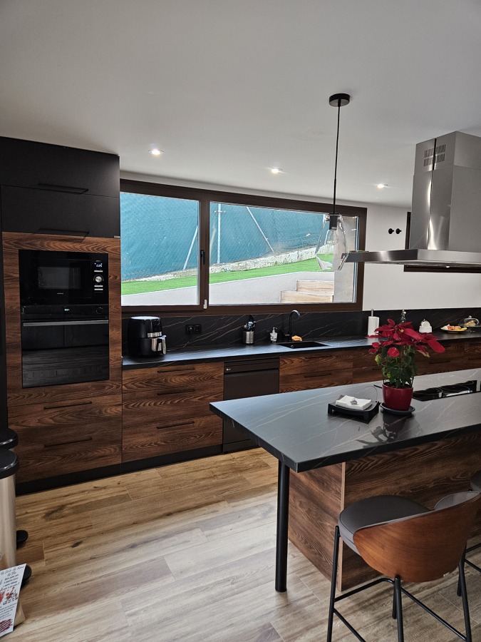 Cocina a medida con frentes de madera y aluminio