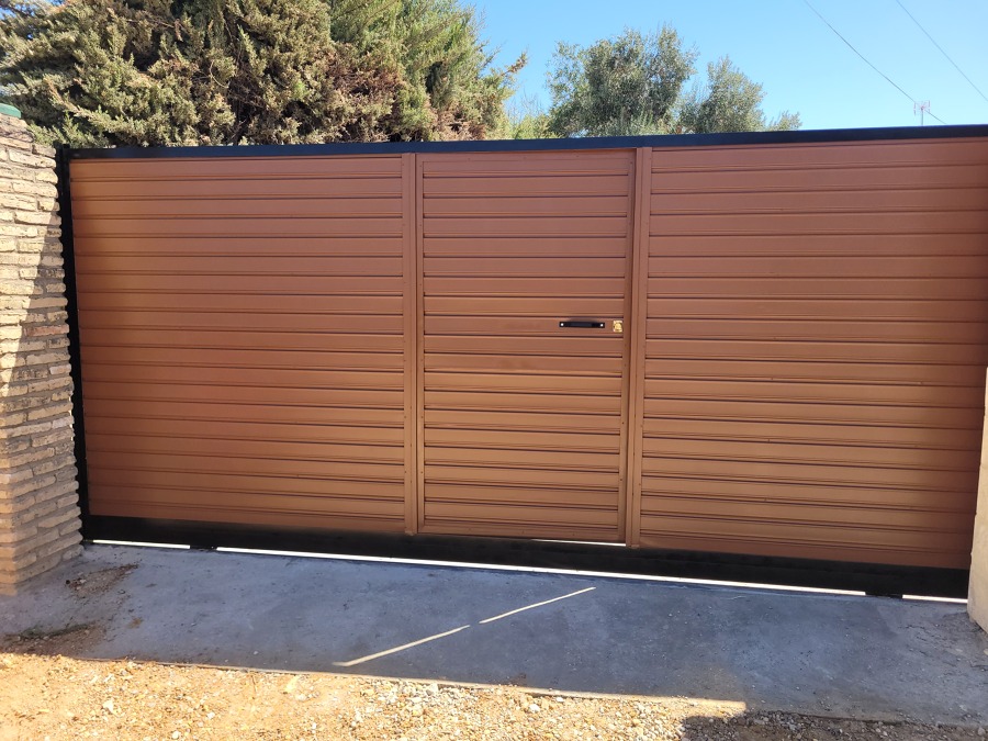 Puertas correderas con peatonal motorizada