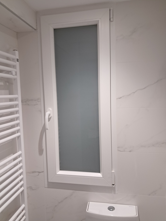 Ventana PVC oscilobatiente y vidrio mate en Salamanca