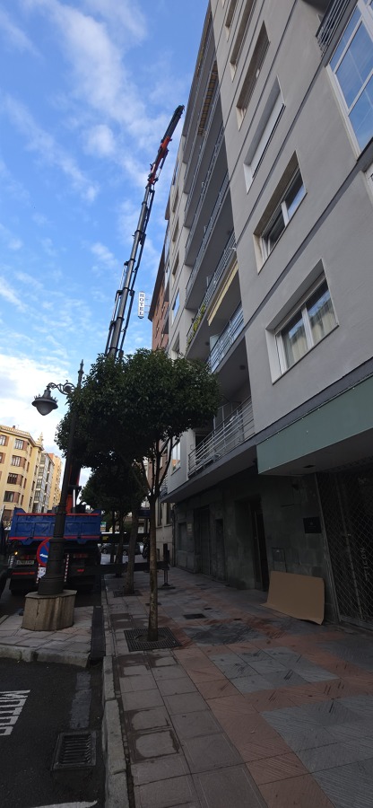 Montaje de ventanas en octavo piso con grúa especializada.