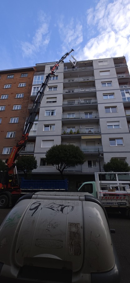Montaje de ventanas en octavo piso con grúa especializada.