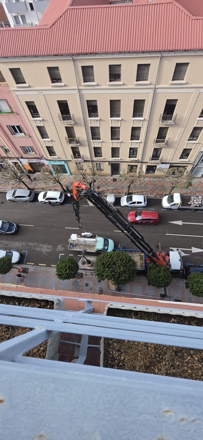 Montaje de ventanas en octavo piso con grúa especializada.