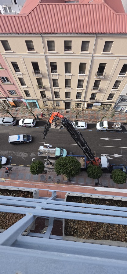 Montaje de ventanas en octavo piso con grúa especializada.