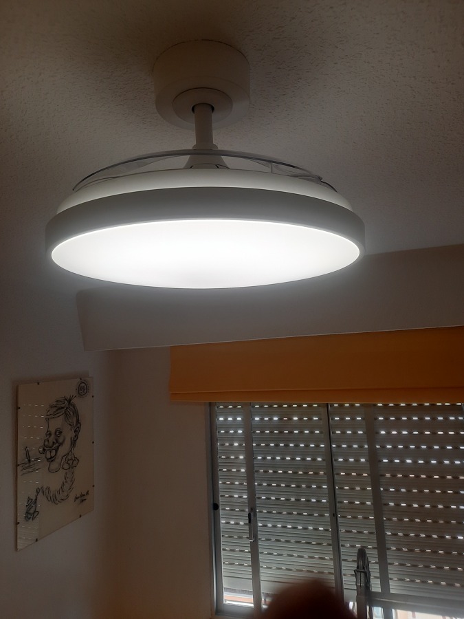 Instalación de ventilador de techo con luz LED y aspas retráctiles