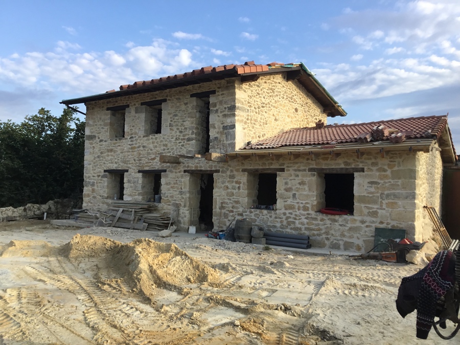 Construcción de casa de piedra