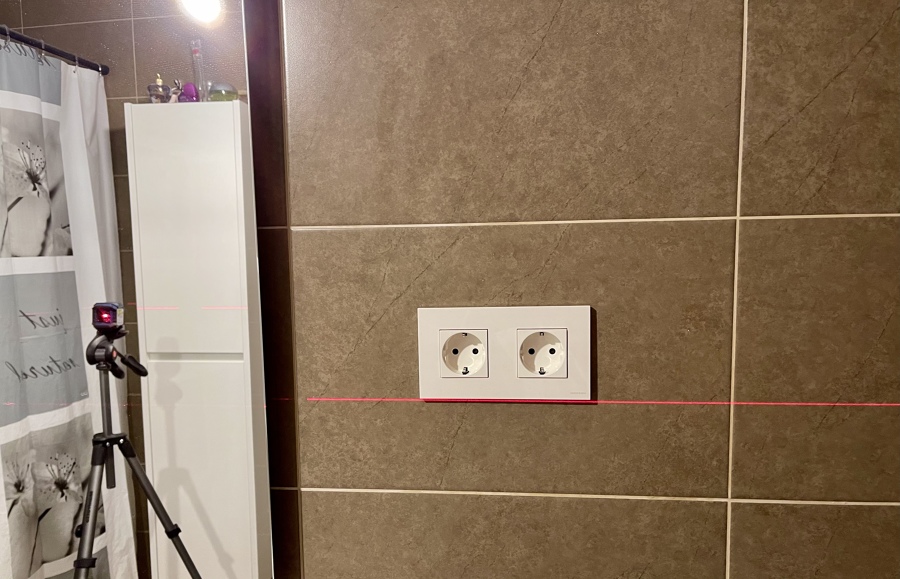 Instalación de dos tomas de corriente donde solo había una.