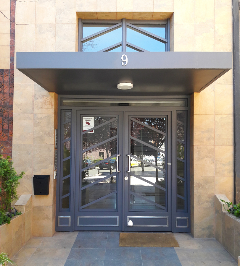 PUERTA PORTAL CON DETALLES INOX