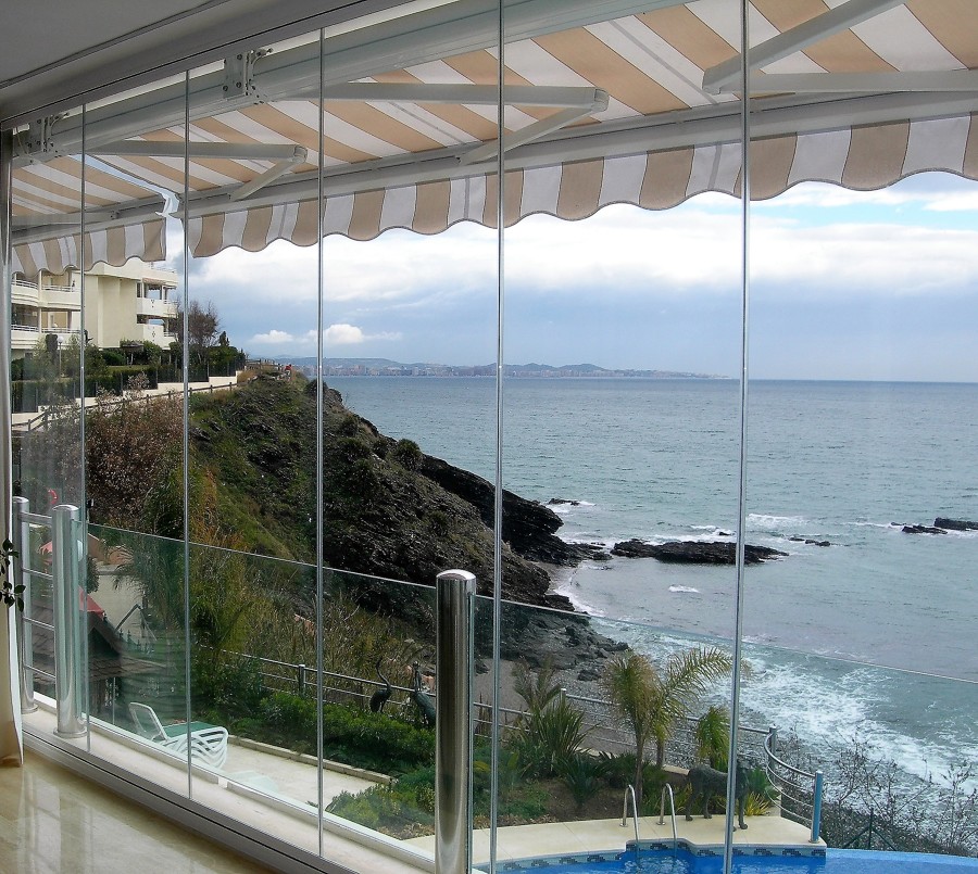 Cortina de cristal instalada en Benalmadena.
