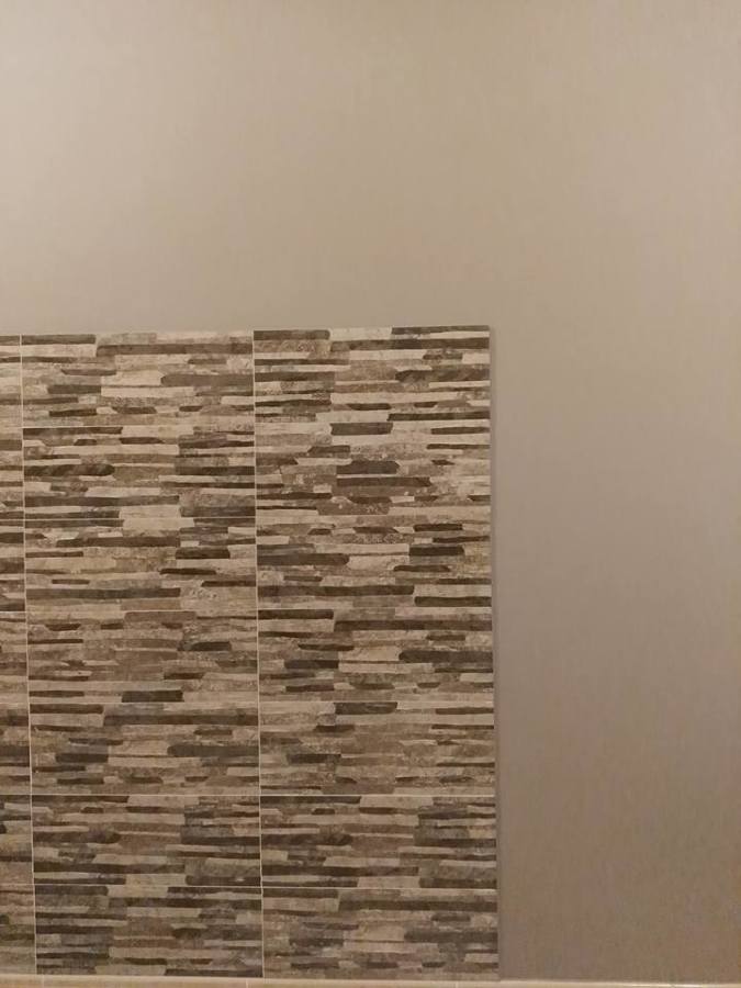 Colocación azulejo imitación a piedra. Pintura gris piedra.