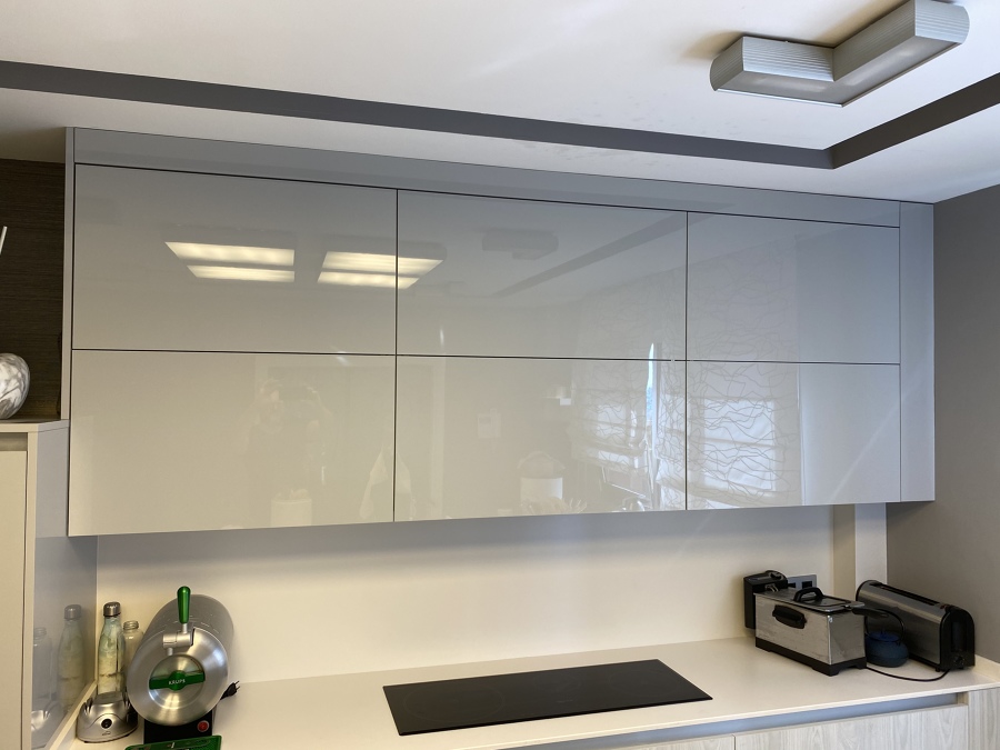 Muebles altos con puertas elevables