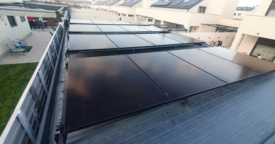 Integración de paneles solares en pérgola.