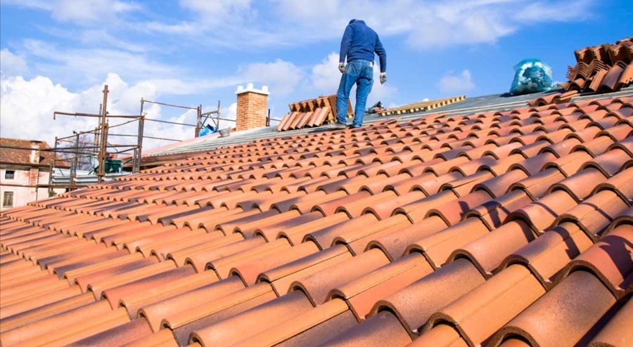 Instalación y renovación de cubierta con teja cerámica en obra residencial