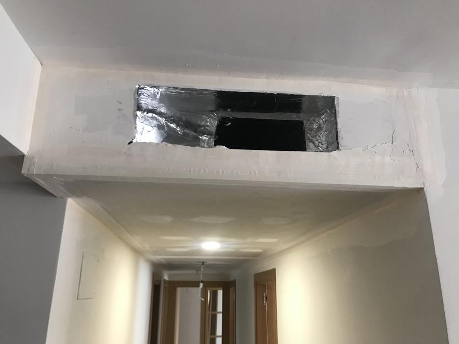 Foto: Techo Montado, Conducto en su Interior y Hueco para la Rejilla de