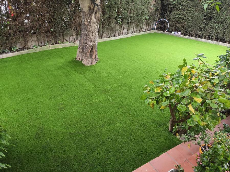 Instalación de césped artificial sobre tierra