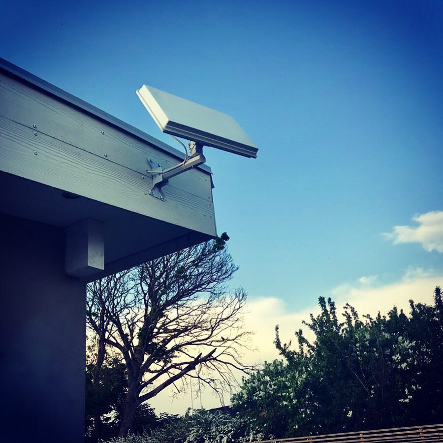 Antena parabólica plana