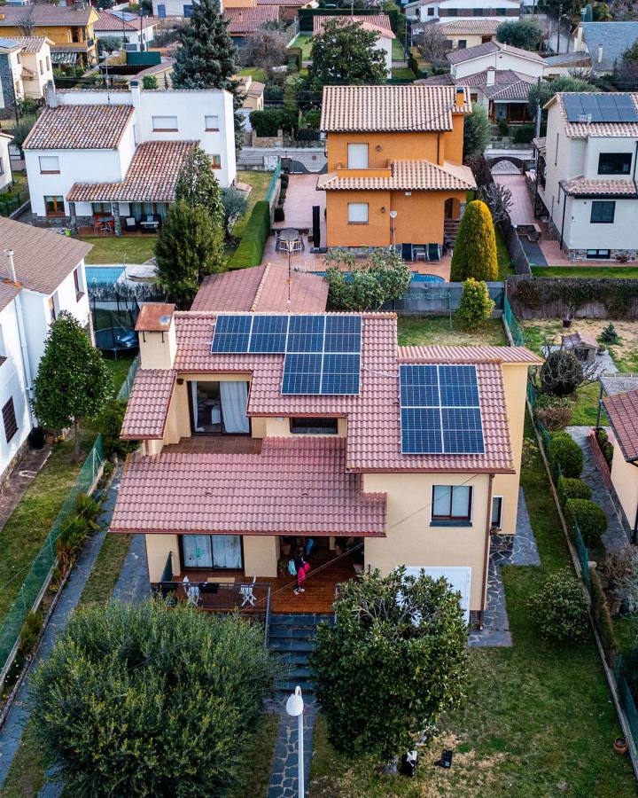 Instal·lació fotovoltaica de 4,55 kWp i 10 panells solars a Sant Esteve