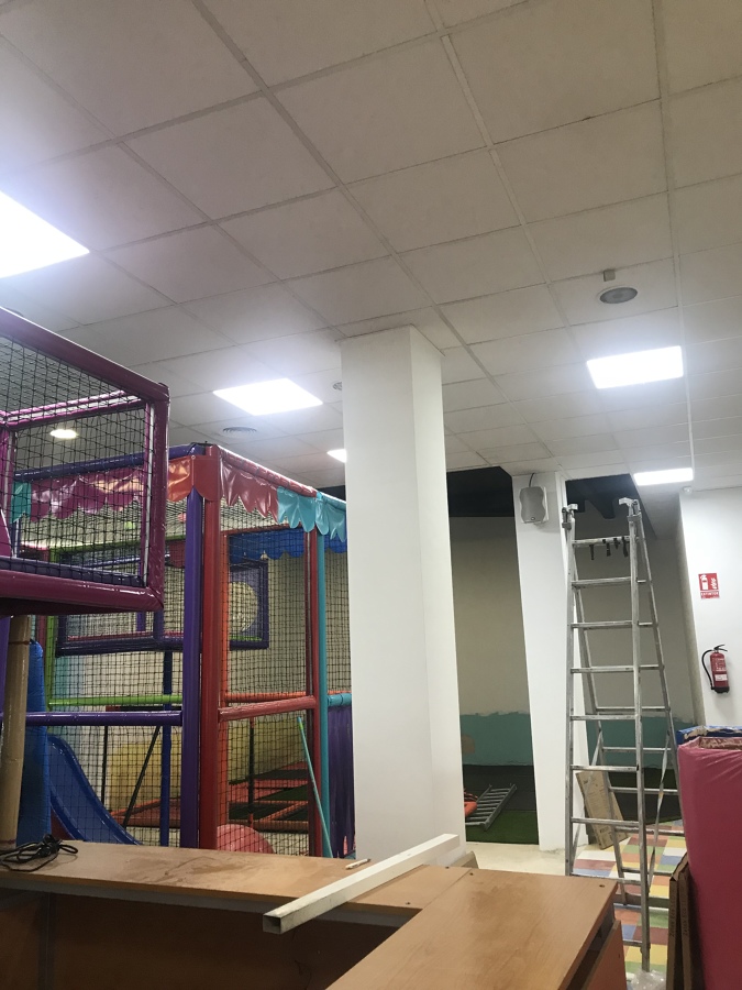 Iluminación en parque de bolas con placas led 60x60