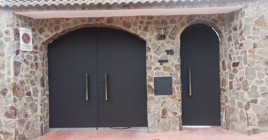 PUERTAS EXTERIORES.