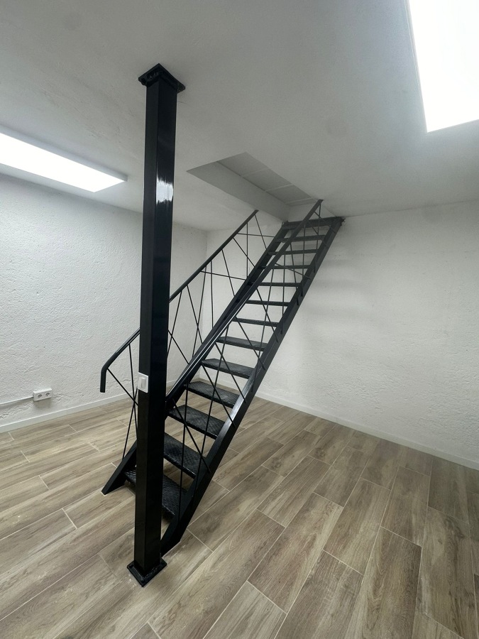 Creación de escalera de bajada al sótano