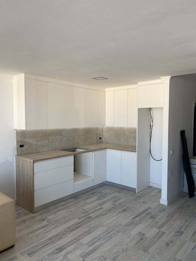Cocina blanco mate con encimera de madera