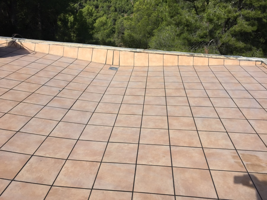Terraza con junta ancha