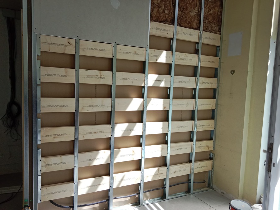 Tabiqué con refuerzo para estanterías