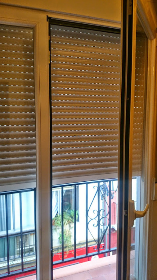 BALCON, CARPINTERIA DE ALUMNIO ABATIBLE-OSCILO. 2 HOJAS