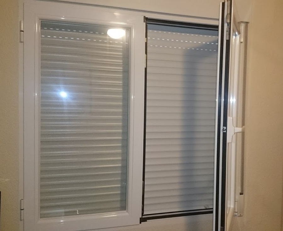 VENTANA, CARPINTERIA DE ALUMNIO ABATIBLE-OSCILO. 2 HOJAS.