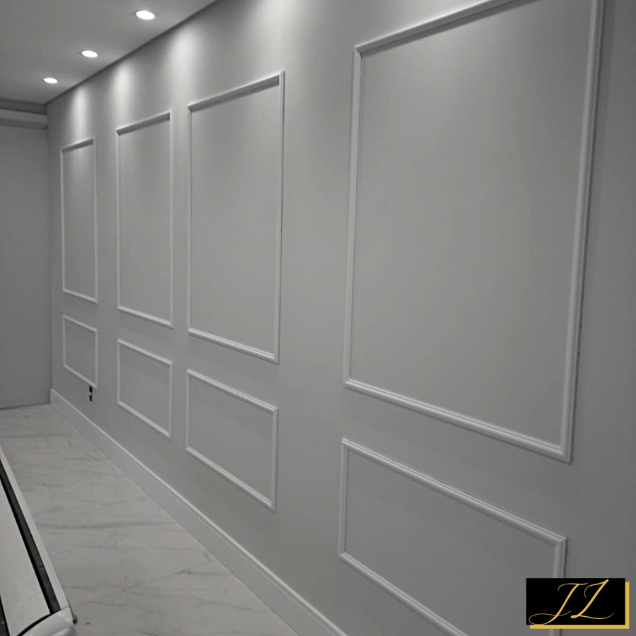 Pared de paldur decorada con moldura
