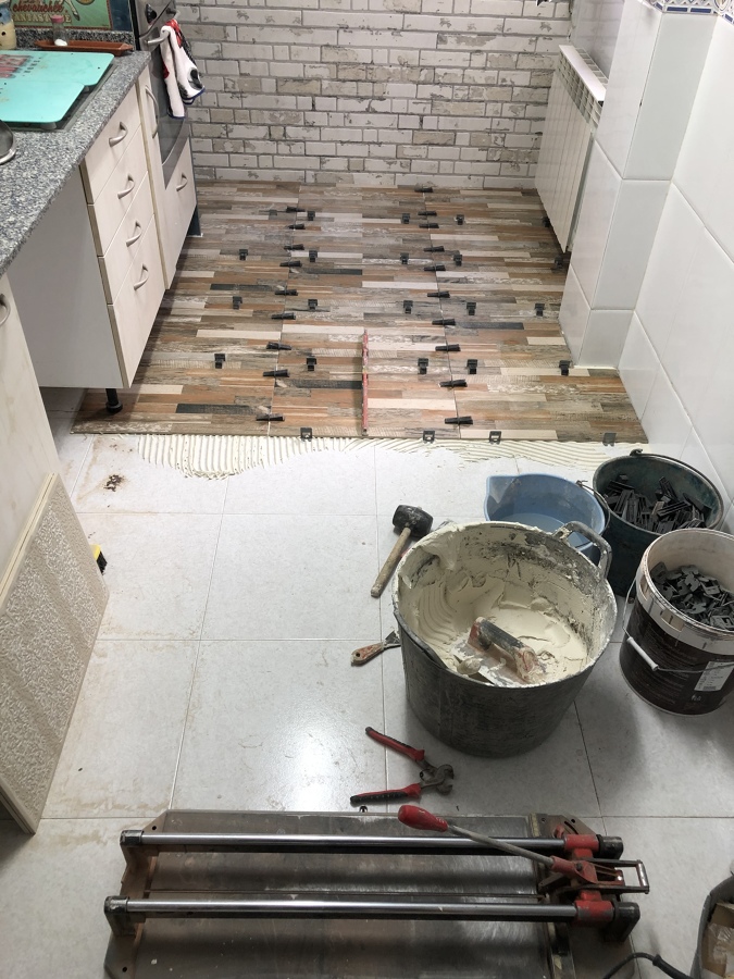 Colocación de gres en suelo de cocina