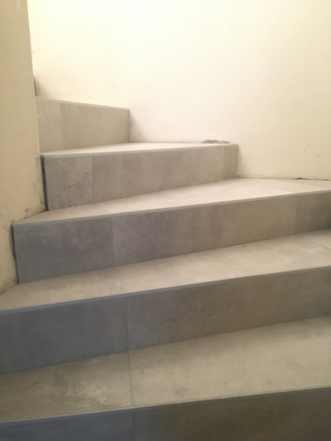 Escalera compensada de baldosas.. (80x80 cm.).