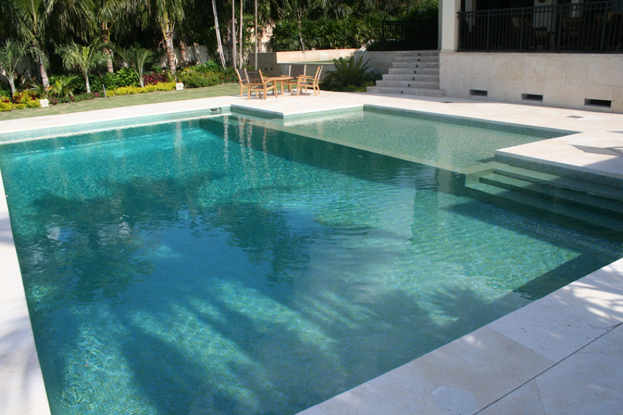 Piscina de hormigón armado y zona relax