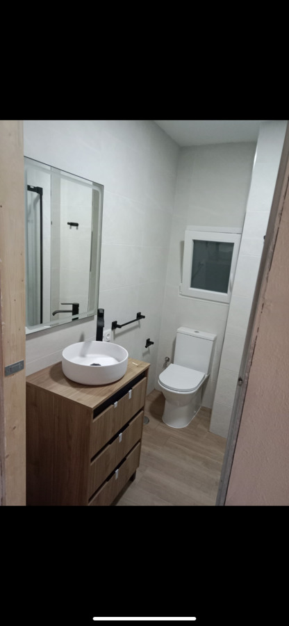 Reforma baño con todo puesto y ventana nueva reformada
