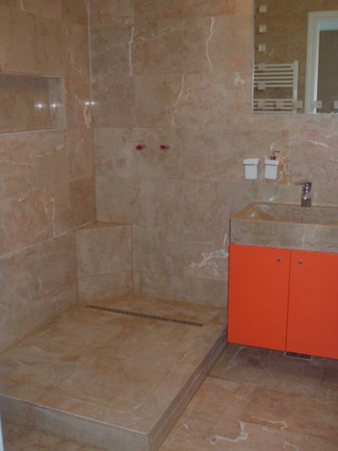 Bano marmol rojo