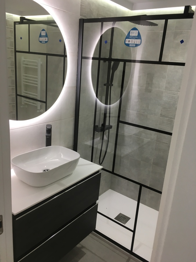 Baño con tonalidades grises