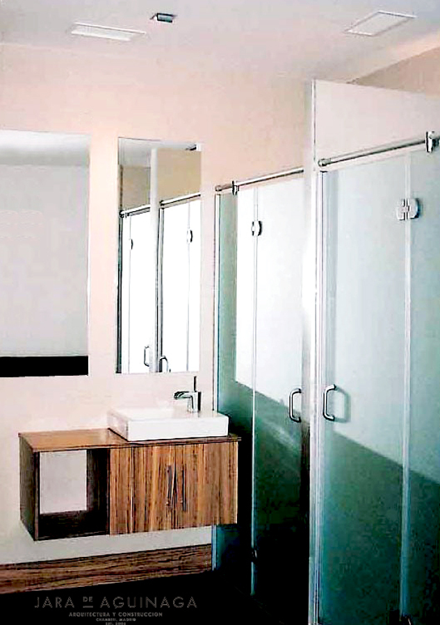 Detalle de baño en reforma integral de piso en Madrid.
