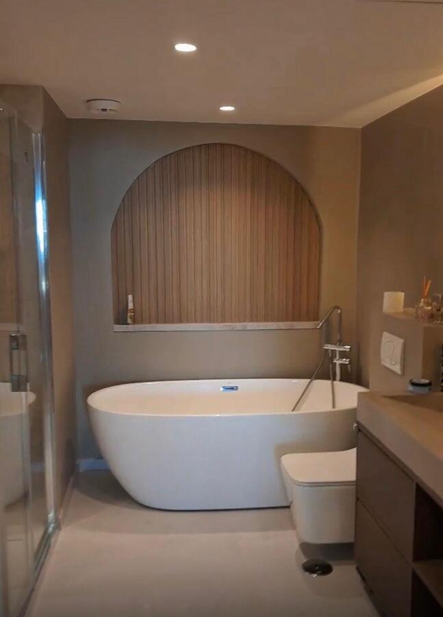 Baño microcemento color marfil