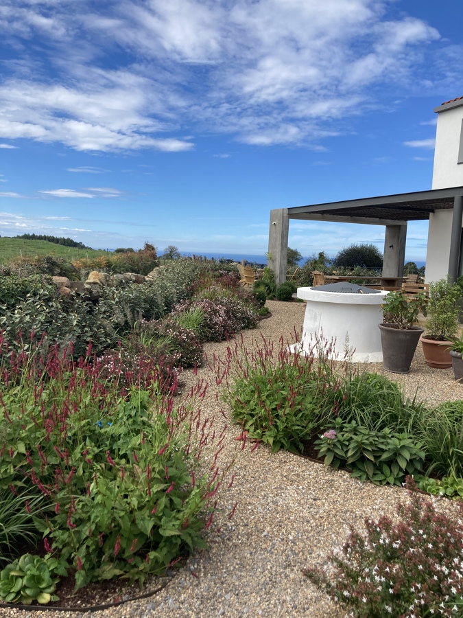 Jardín mediterraneo en el corazón de tazones