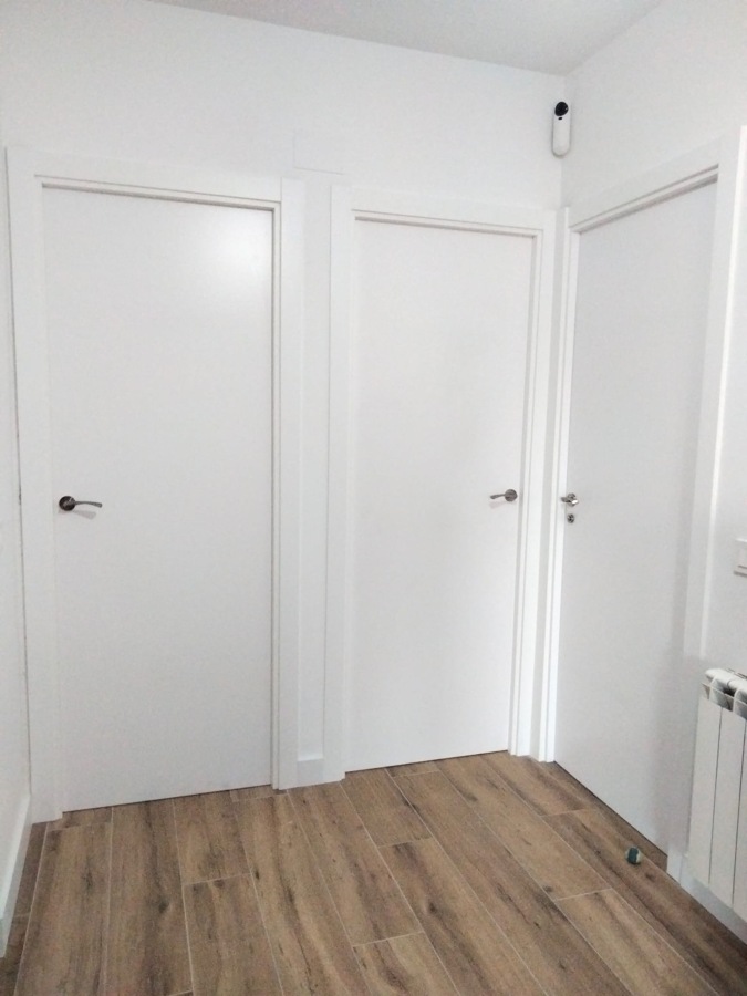 ✨ Pasillo con tres puertas blancas alineadas