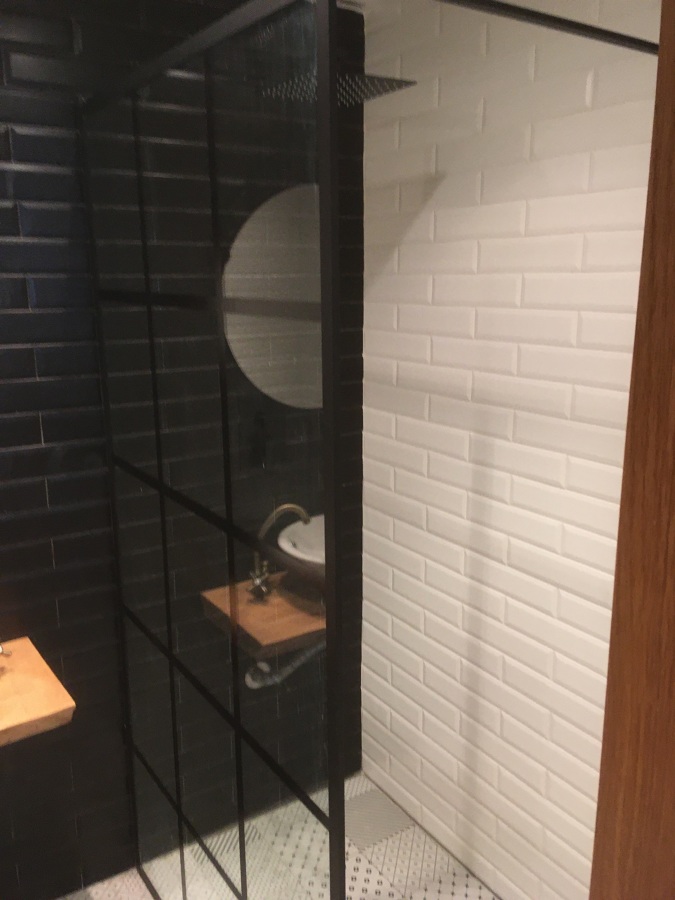 Baño blanco y negro