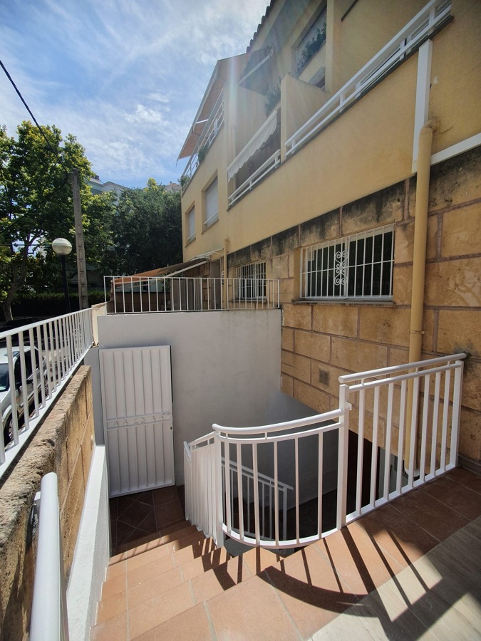 Barreras, verjas y puerta metalica