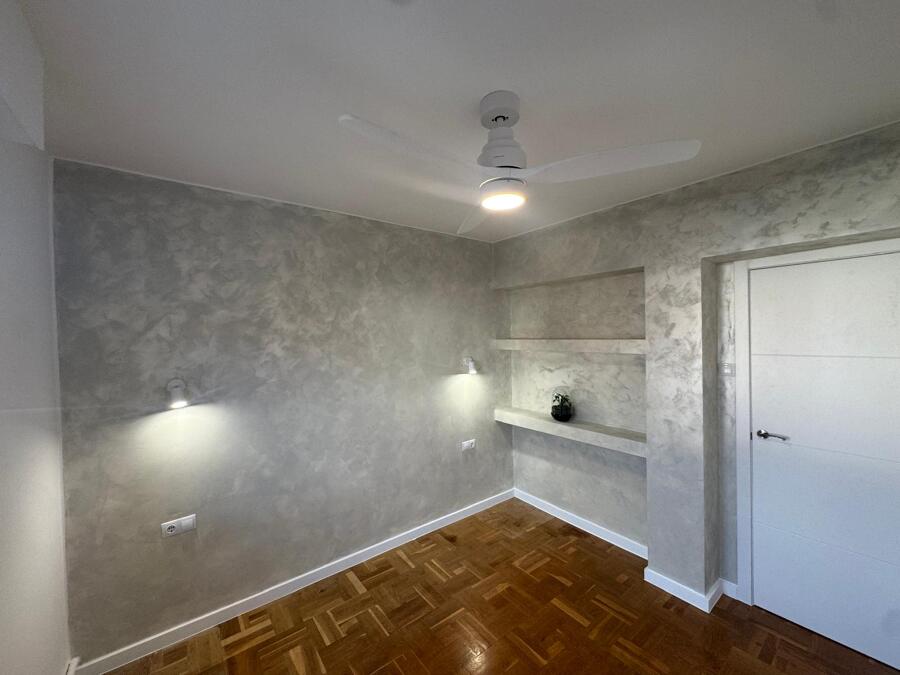 Dormitorio: estantes de pladur y pintura decorativa