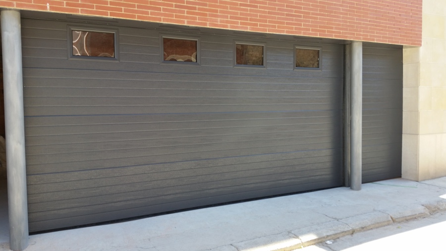Puerta seccional automática con fijo lateral